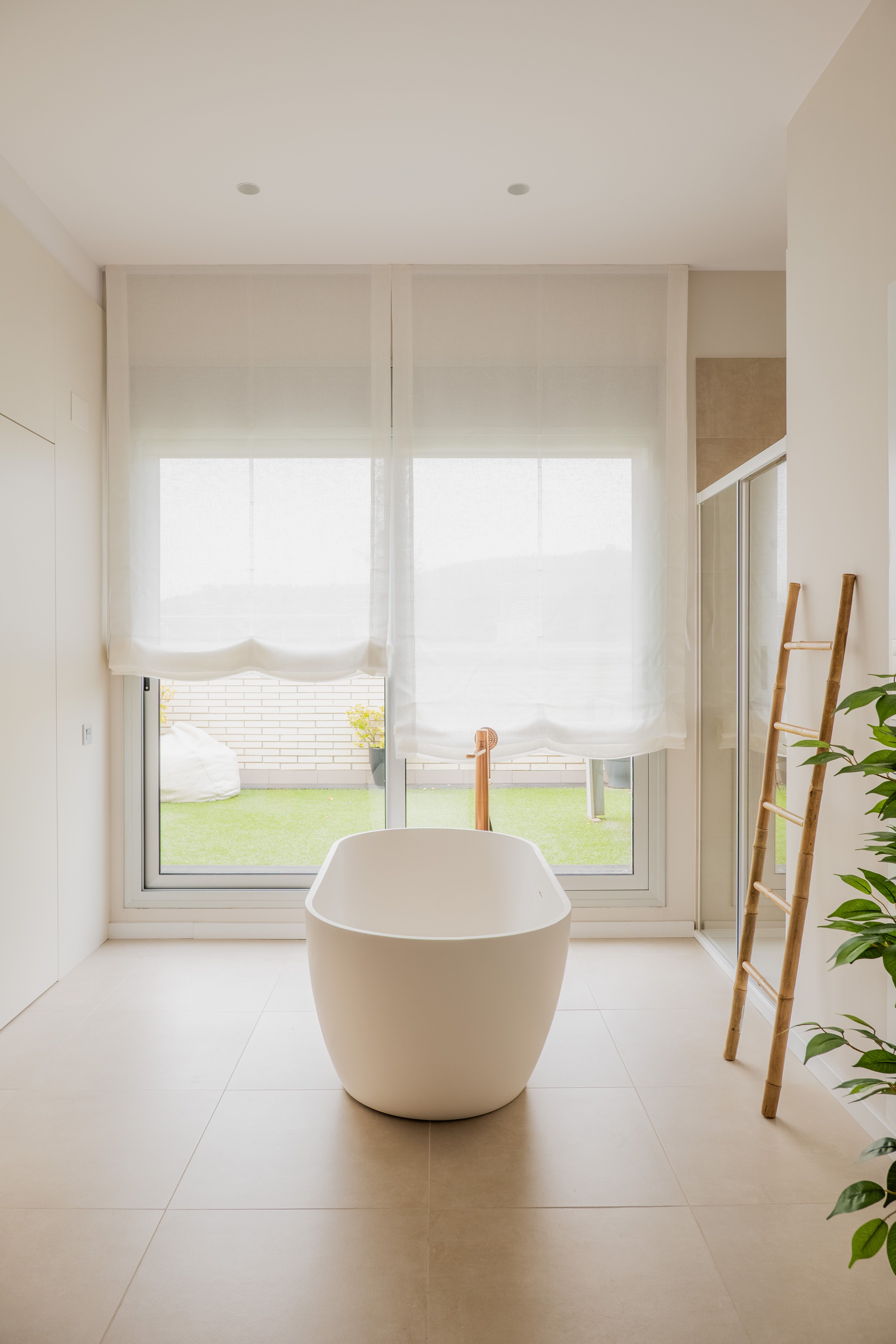 El bany principal es centra amb una banyera exempta FOTO: Cedida