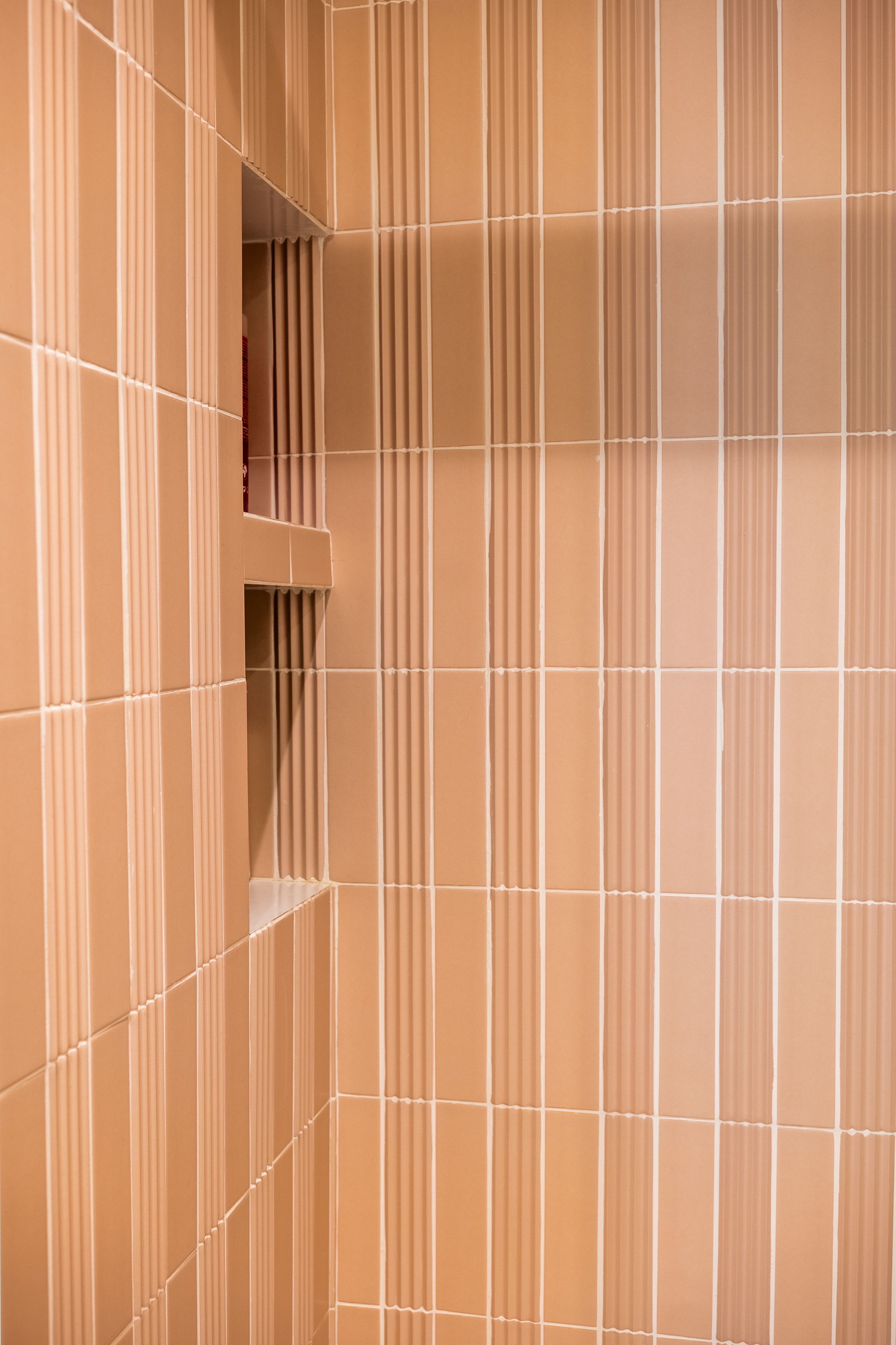 Una de les dutxes s'ha guarnit amb unes rajoles de color terracota FOTO: Cedida