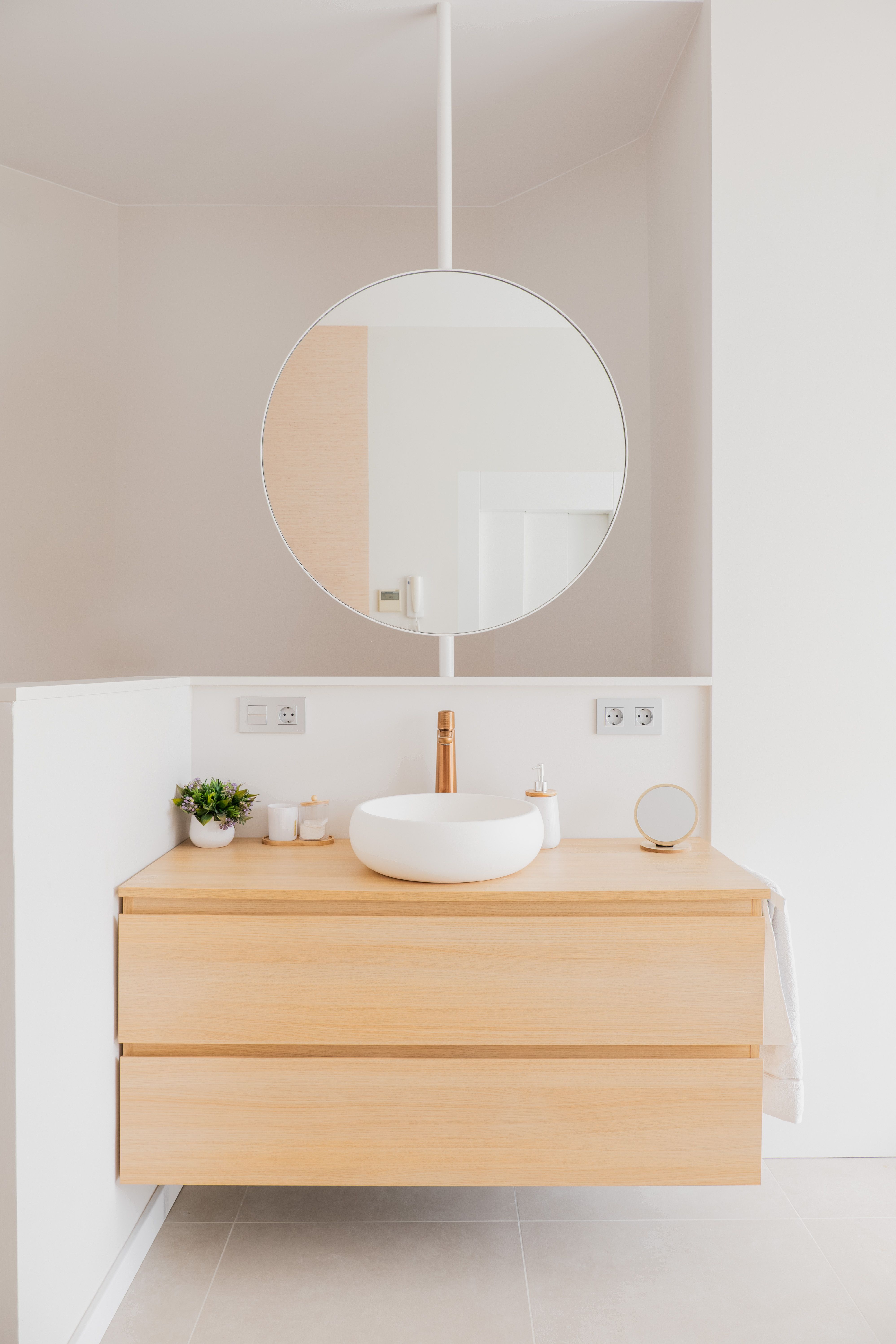 El bany aposta per una estètica càlida i atemporal FOTO: Cedida