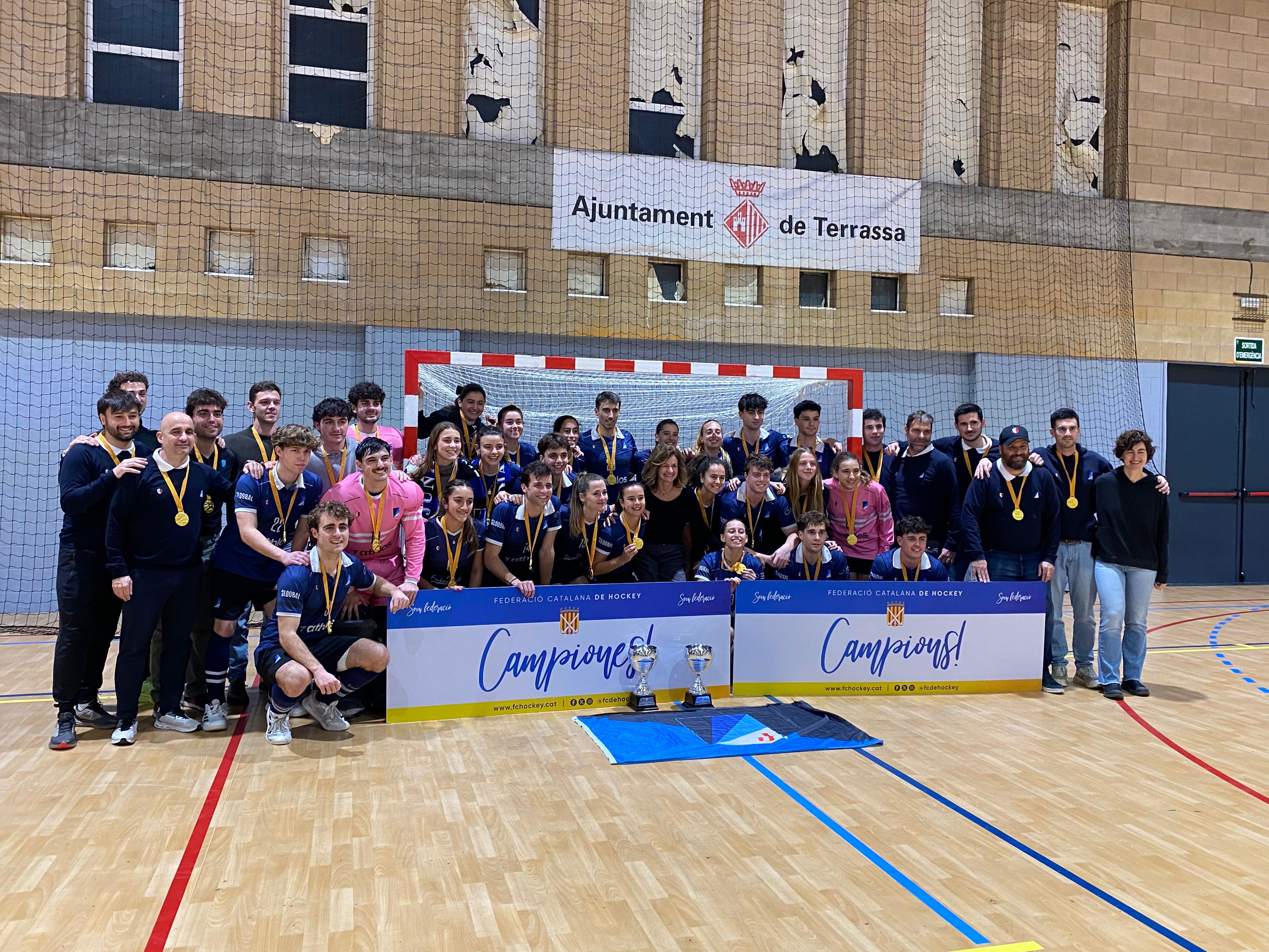 Equips masculins i femenins del Junior, amb les seves copes FOTO: Cedides