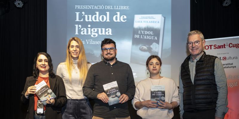 Foto de família en la presentació del llibre 'L'udol de l'aigua' de Laia Vilaseca. FOTO: Mireia Comas (TOT Sant Cugat)