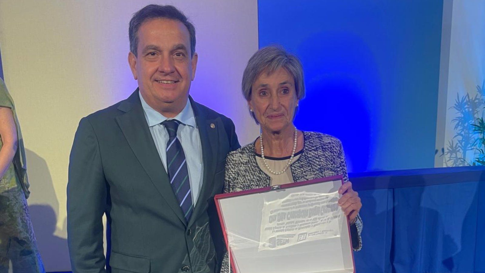 La Dra. Concepció Boquè rebent el 8è Premi Soledat Woessner FOTO: Cedida