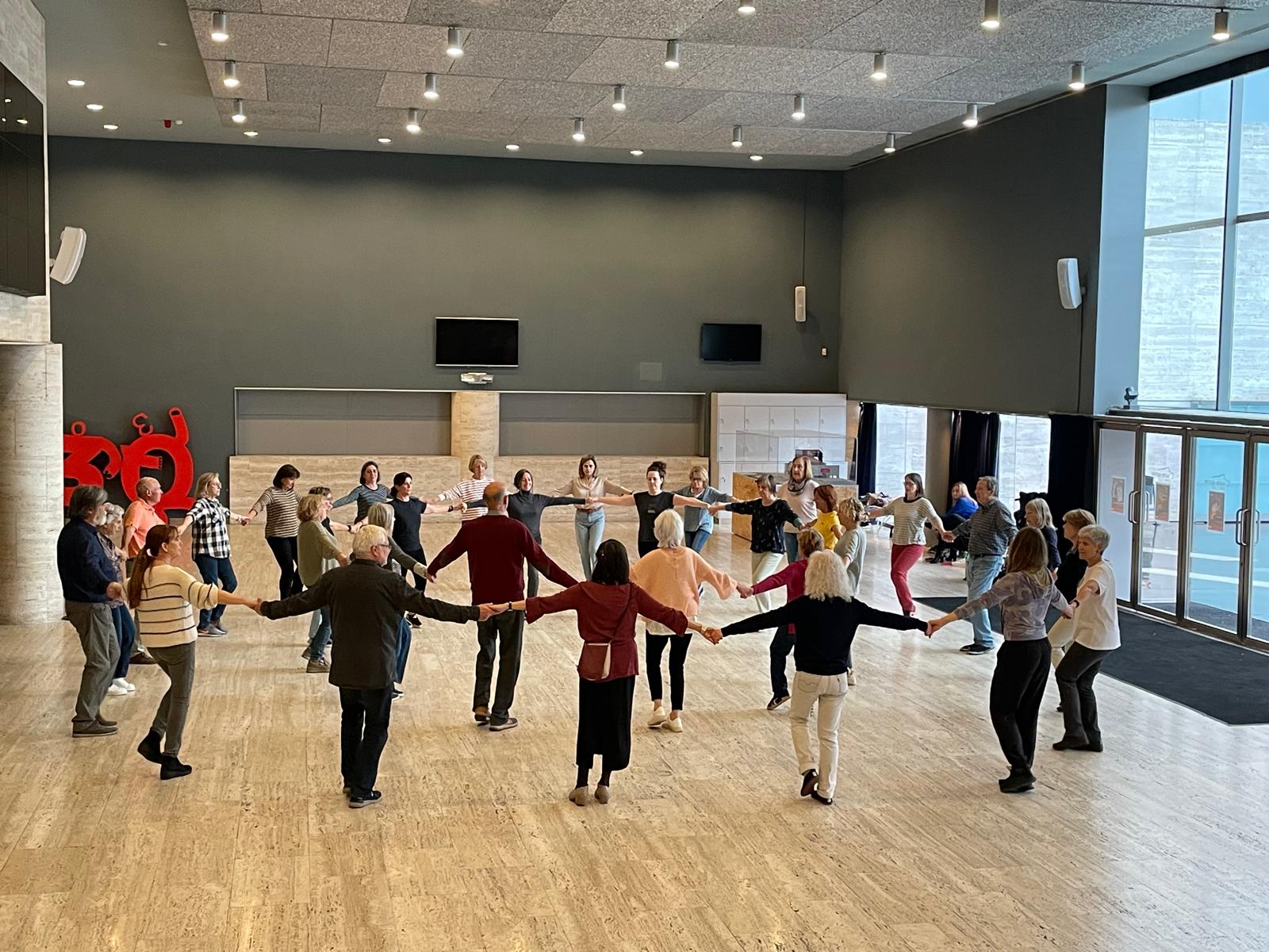 Un grup ballant sardanes FOTO: Cedida