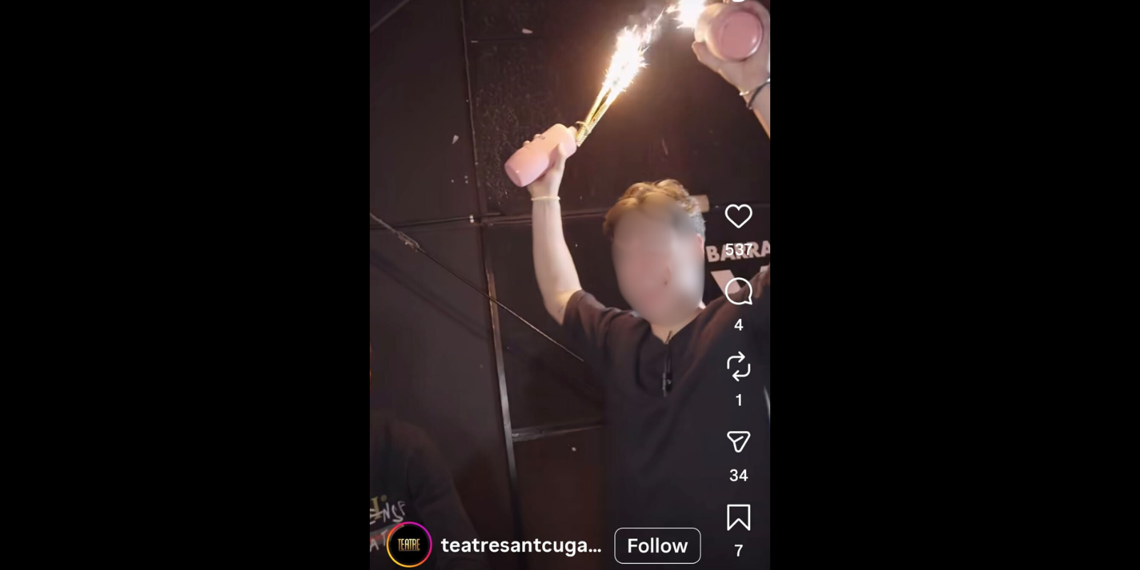 Unes bengales dins de la discoteca Teatre Sant Cugat. FOTO: @teatresantcugat