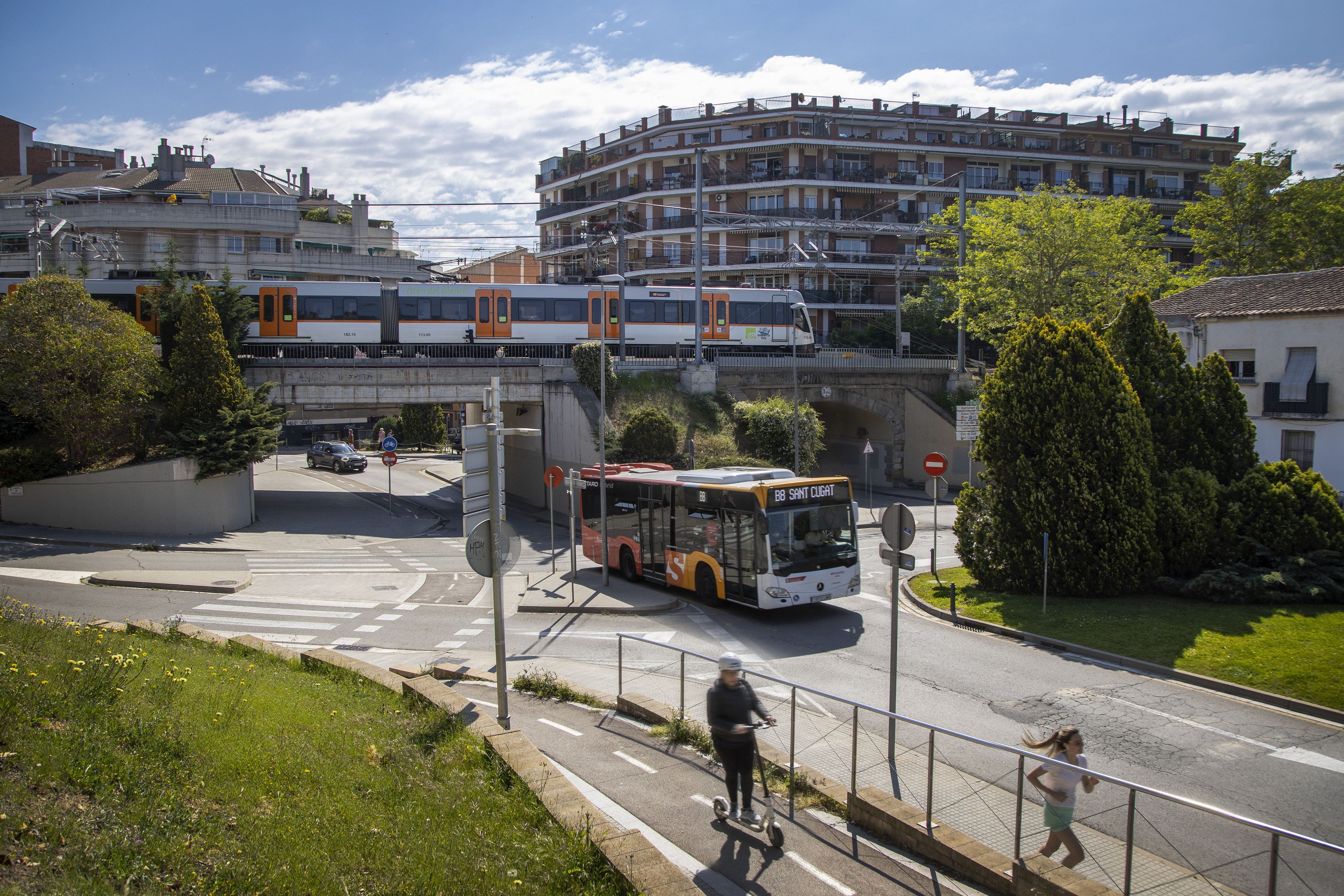 Un autobus circulant a Sant Cugat FOTO: FGC