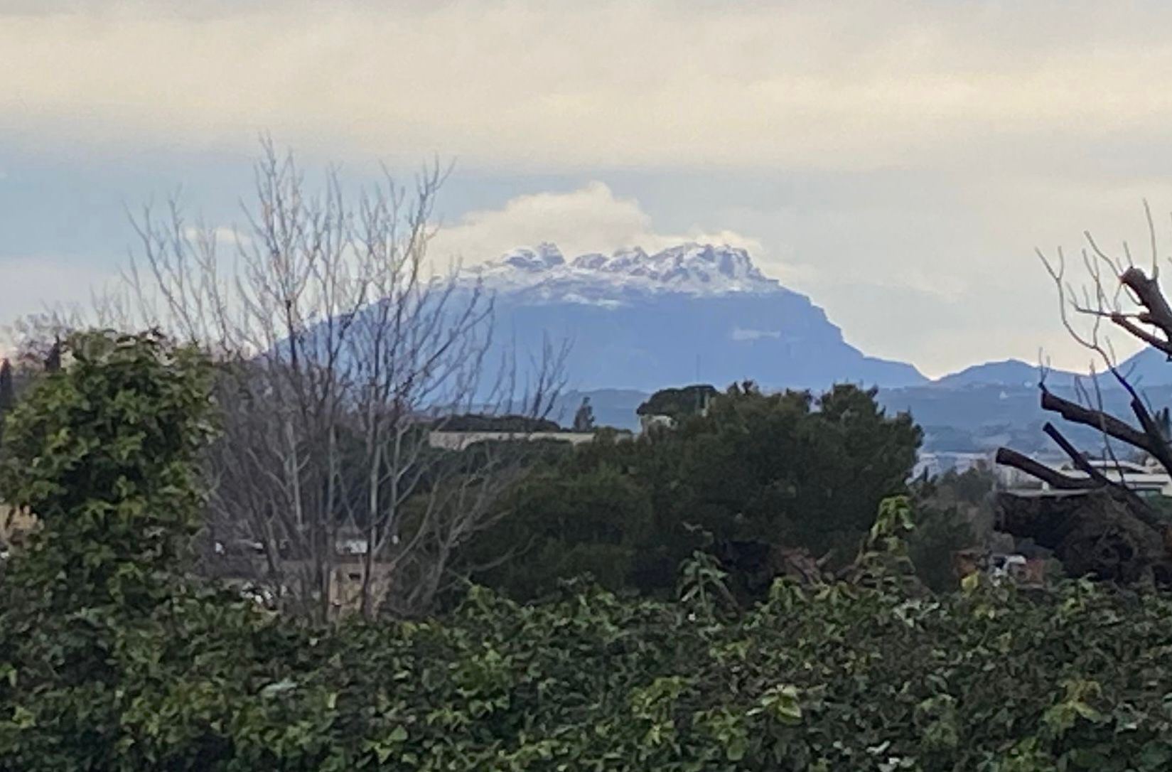 Neu a Montserrat vist des de Valldoreix. FOTO: Cedida