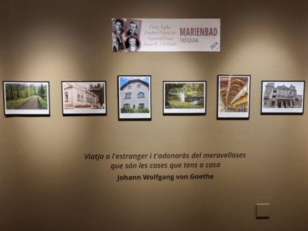 exposicio viatjar amb filosofs fotografiant pensaments
