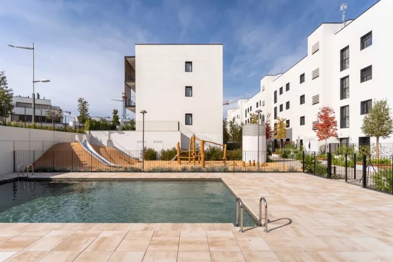 Piscina comunitària a la promoció Nou Can Gambús de Sabadell. FOTO: Cedida