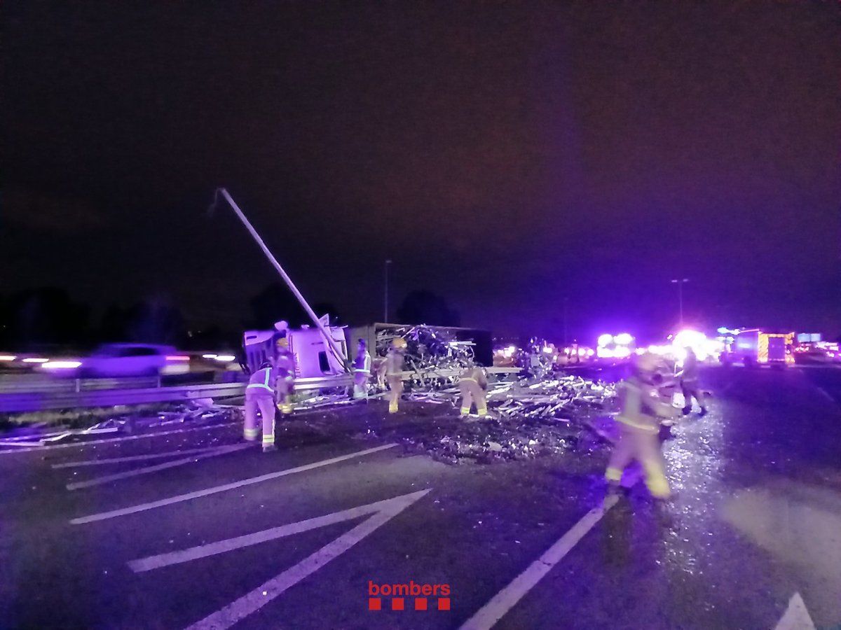 Camió bolcat a l'AP-7. FOTO: Bombers