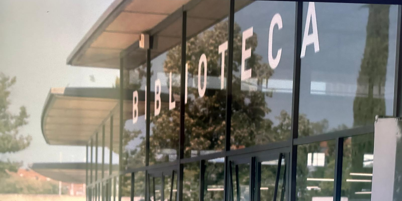 La façana de la Biblioteca Central Gabriel Ferrater. FOTO: Captura de pantalla de la sèrie 'Terra Alta'