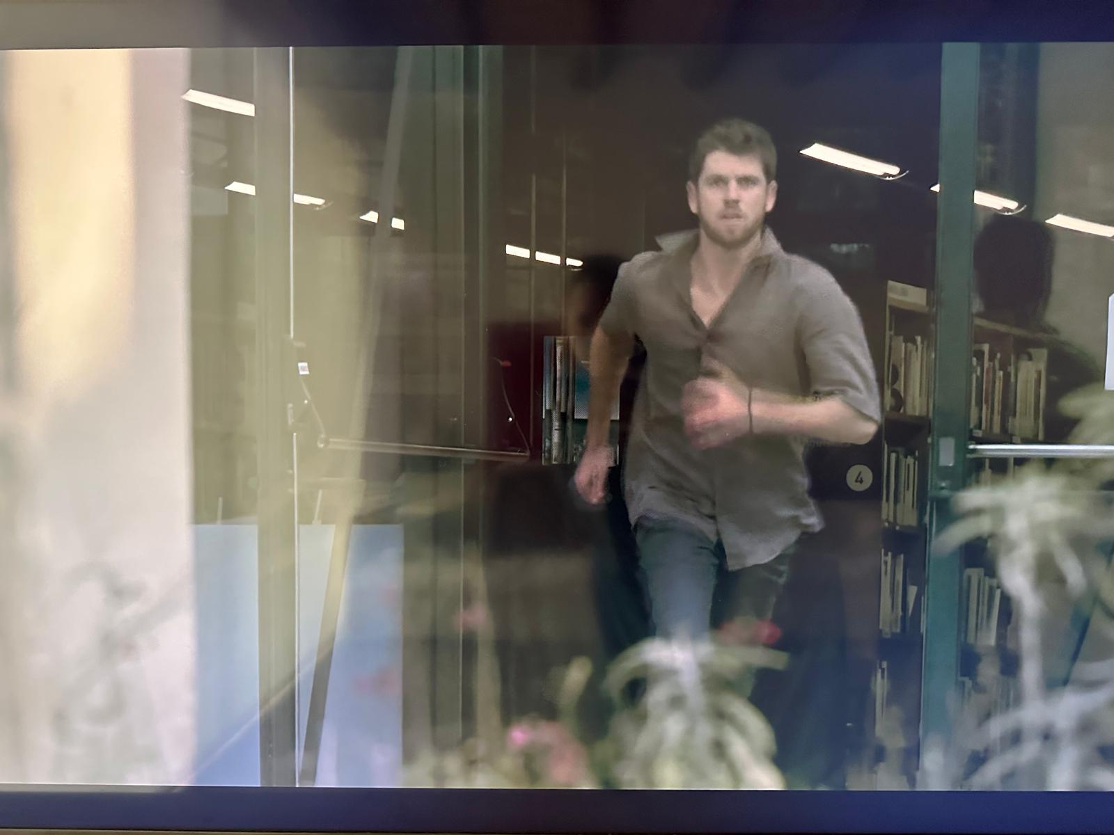 El protagonista de 'Terra Alta' sortint de la Biblioteca Central Gabriel Ferrater. 