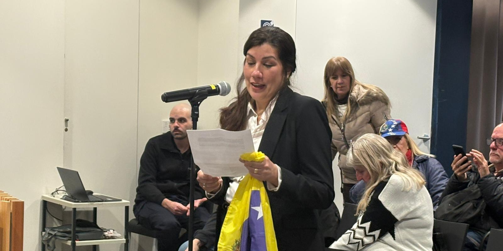 Una veneçolana i veïna de Sant Cugat en l'audiència pública del ple municipal. FOTO: Àgata Guinó (TOT Sant Cugat)