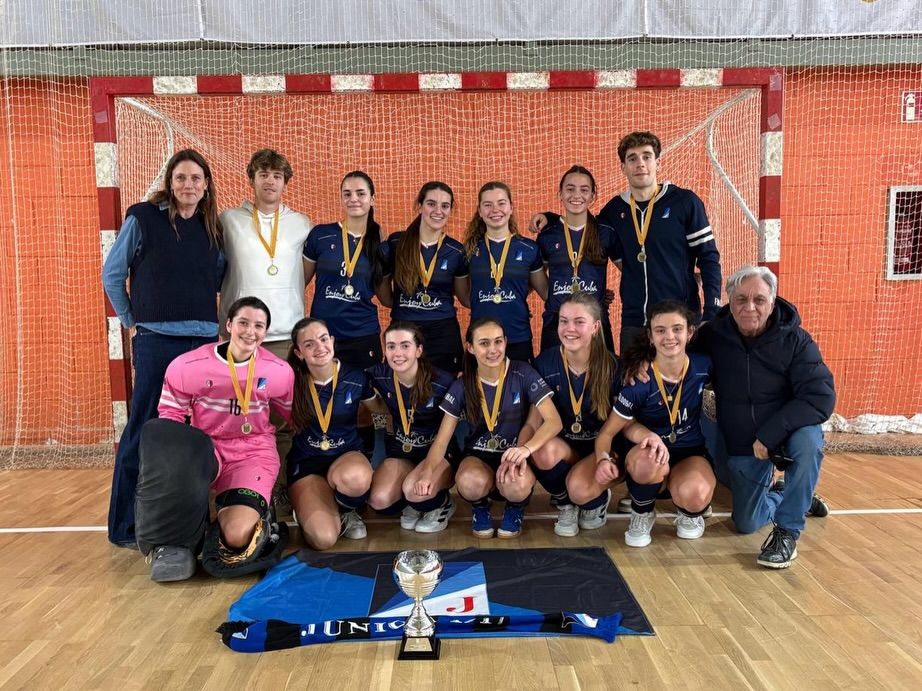 L'equip femení juvenil del Junior FC que va guanyar la final del Campionat de Catalunya d'hoquei sala. FOTO: Cedida