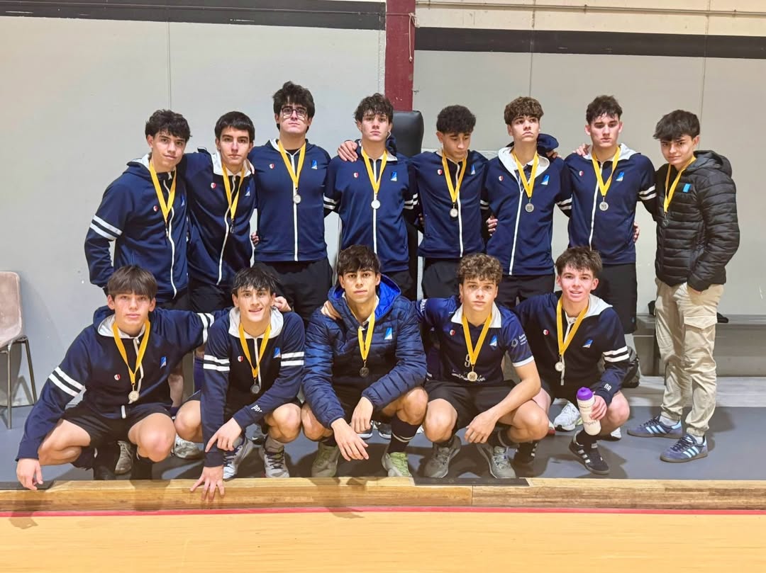 L'equip masculí juvenil del Junior FC que va perdre la final del Campionat de Catalunya d'hoquei sala. FOTO: Cedida