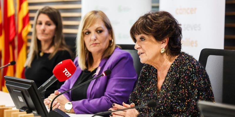 La doctora Àngles Arcusa llegint el manfiest FOTO: Ajuntament