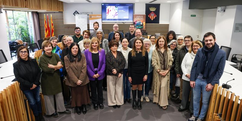 Representants municipals i de les entitats a la lectura del manifest FOTO: Ajuntament