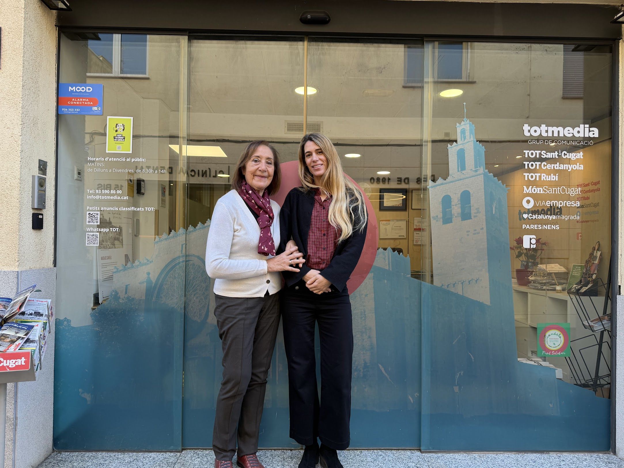 La presidenta de l'Entitat Sardanista de Sant Cugat, Elvira Anglès (esquerra), i la directora general del TOT, Laura Grau (dreta). FOTO: TOT Sant Cugat