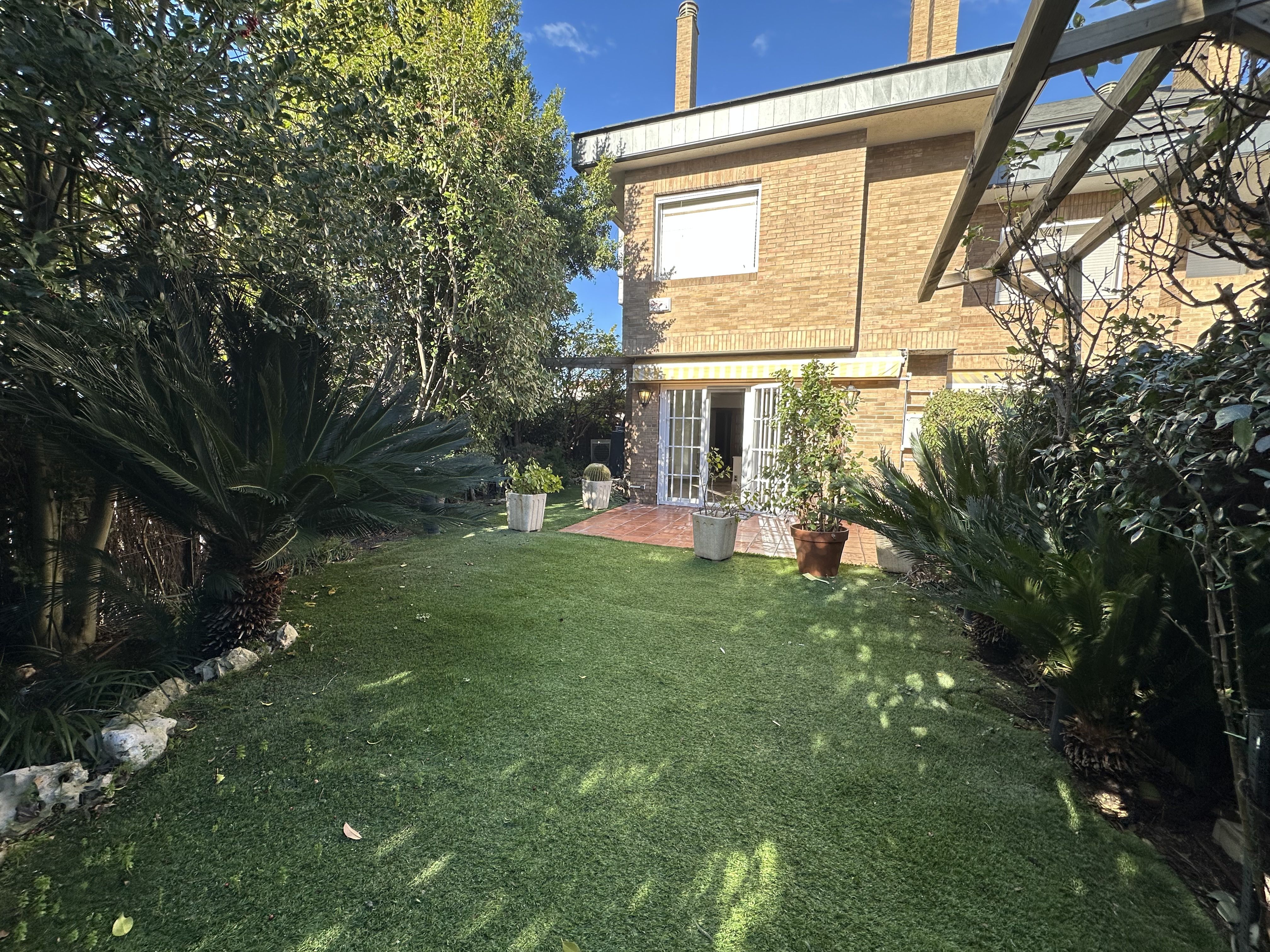 Jardí de la casa adossada de l'eixample de Sant Cugat disponible a la immobiliària ORGAN. FOTO: Cedida