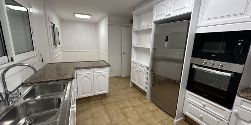 Cuina a la casa adossada de l'eixample de Sant Cugat disponible a la immobiliària ORGAN. FOTO: Cedida