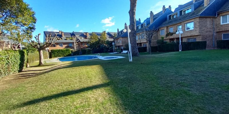 Zona comunitària de la casa adossada a l'eixample de Sant Cugat disponible a la immobiliària ORGAN. FOTO: Cedida