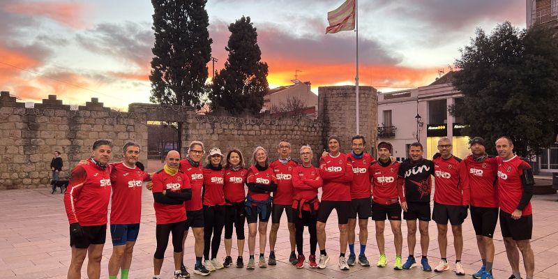 El grup de runners Saturday Running Day sota la senyera FOTO: Elvira Gallardo (TOT Sant Cugat)