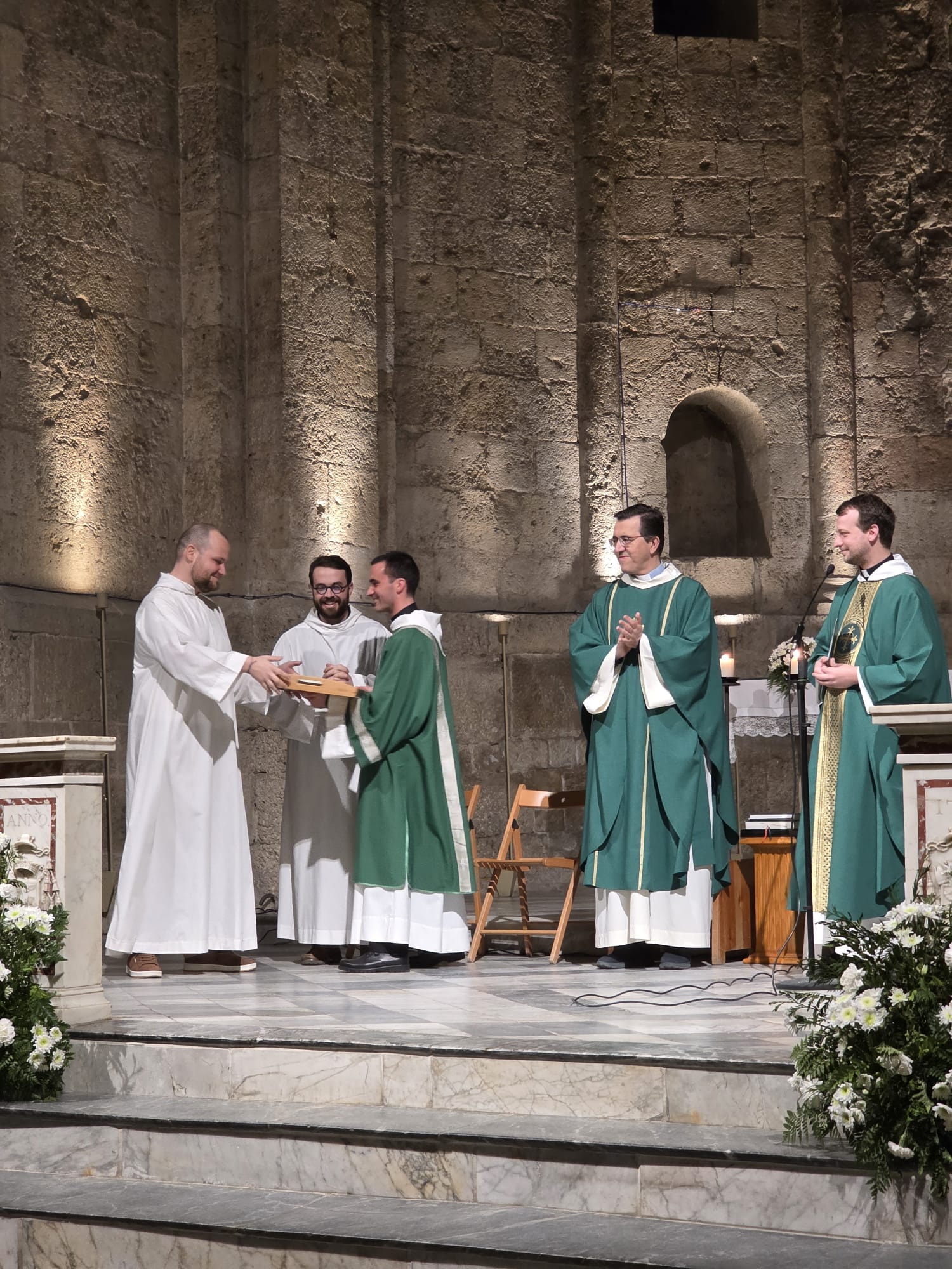 El nou diaca Pau Ferrer rebent un obsequi de la parròquia de Sant Pere d'Octavià. FOTO: Cedida