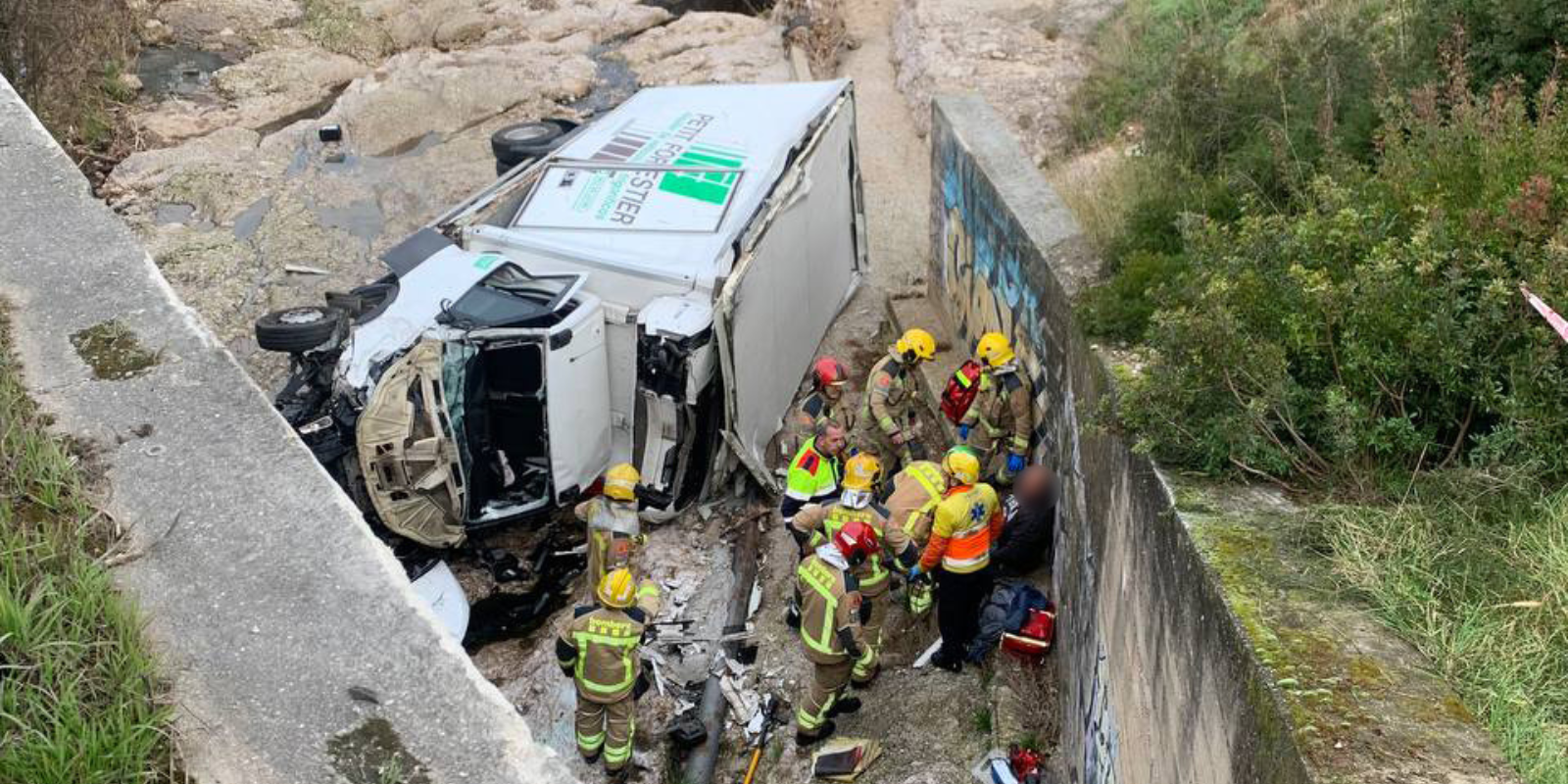El camió ha caigut des d'un pont. FOTO: Bombers