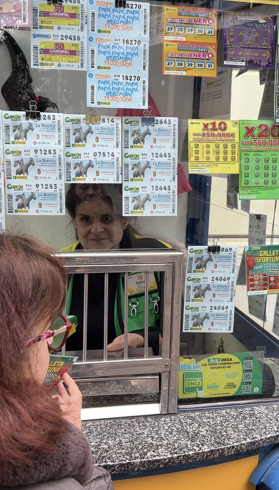 Sabina López, venedora de l'ONCE a la plaça Quatre Cantons FOTO: Elvira Gallardo (TOT Sant Cugat)