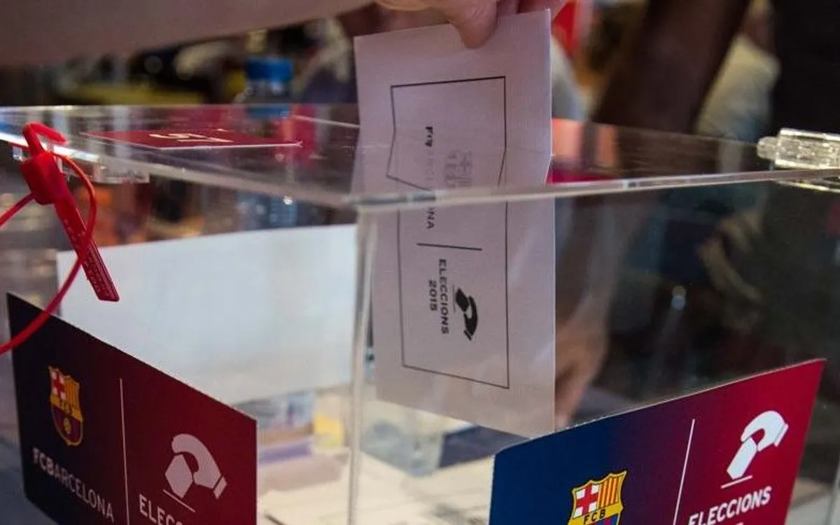 Un soci votant en unes eleccions anteriors del FC Barcelona. FOTO: FC Barcelona