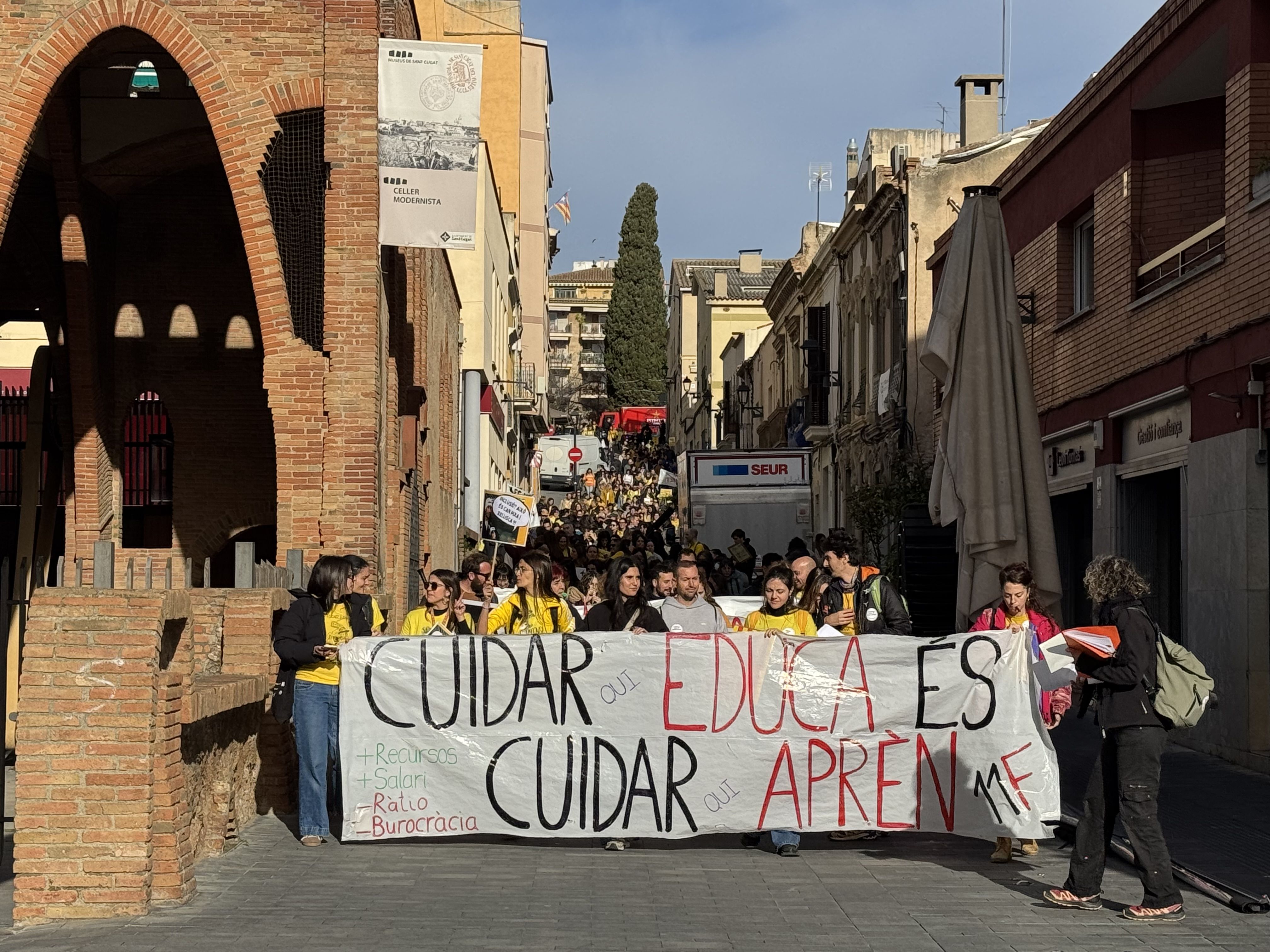 Manifestació de la vaga educativa de l'11 de febrer a Sant Cugat FOTO: Elvira Gallardo (TOT Sant Cugat)