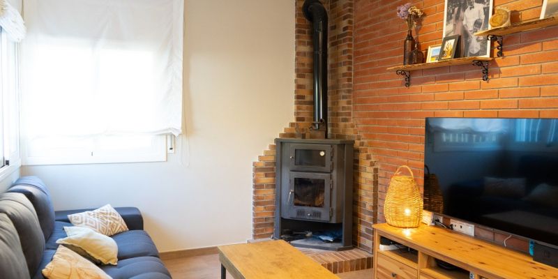 Saló-menjador de la casa de Sant Cugat que inclou dos habitatges i que està disponible a la immobiliària AMAT. FOTO: Cedida