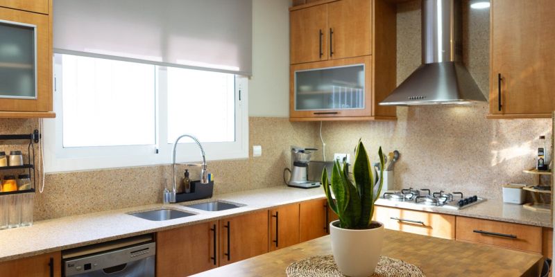 Cuina a la casa de Sant Cugat que inclou dos habitatges i que està disponible a la immobiliària AMAT. FOTO: Cedida