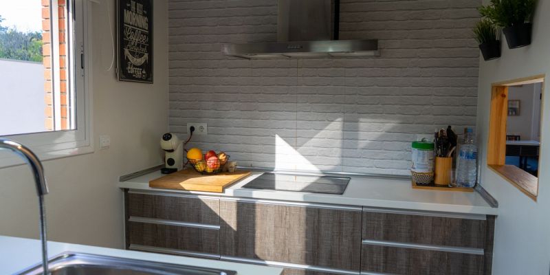 Segona cuina a la casa de Sant Cugat que inclou dos habitatges i que està disponible a la immobiliària AMAT. FOTO: Cedida