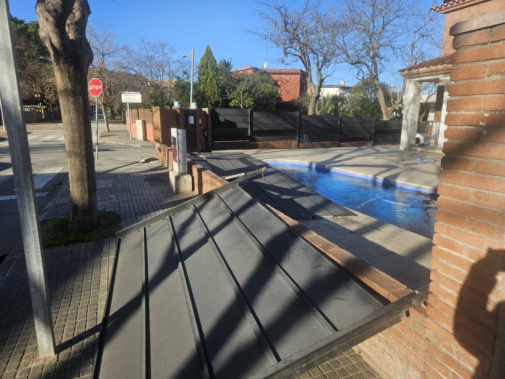 Un mur d'una casa de Valldoreix cau pel vent. FOTO: Cedida