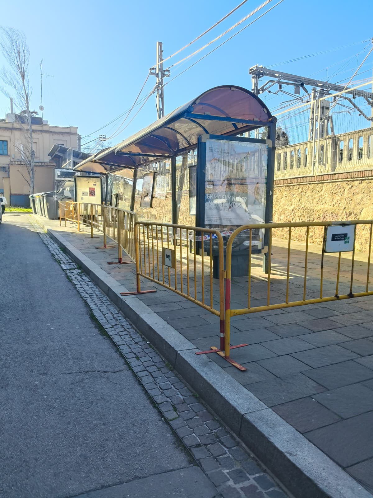 Tallat l'accés a la plaça de Lluís Millet per l'avinguda de Lluís Companys per unes marquesines en situació de perill. FOTO: Ajuntament
