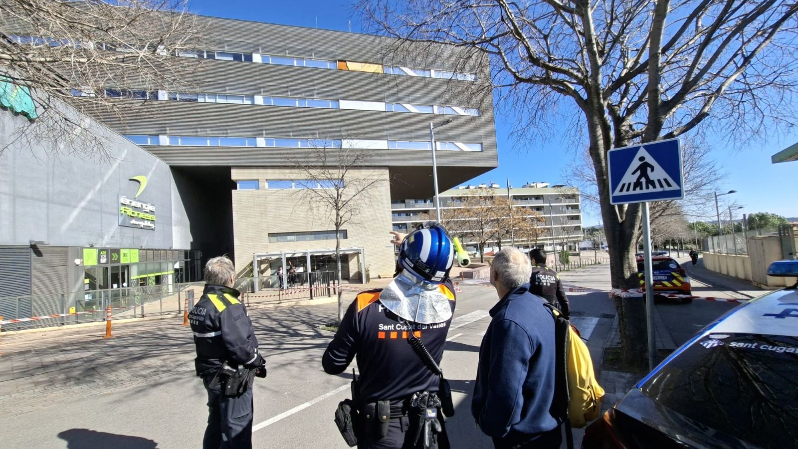 Volen dues planxes metàl·liques d'uns 4m x 2m d'un edifici al carrer d'Antoni Bell. FOTO: Ajuntament