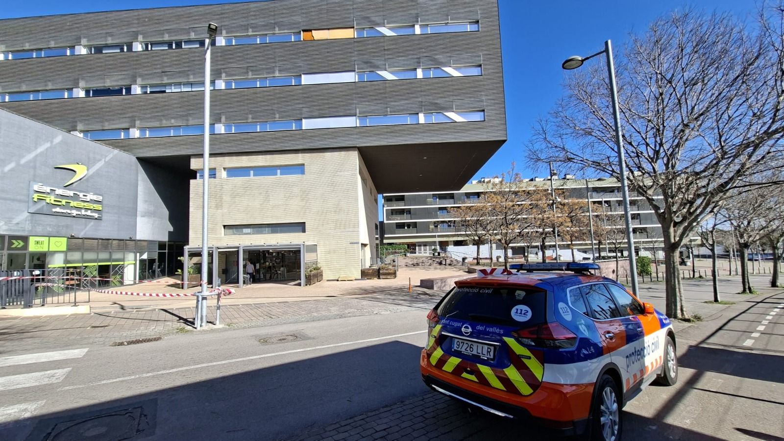 Volen dues planxes metàl·liques d'uns 4m x 2m d'un edifici al carrer d'Antoni Bell. FOTO: Ajuntament