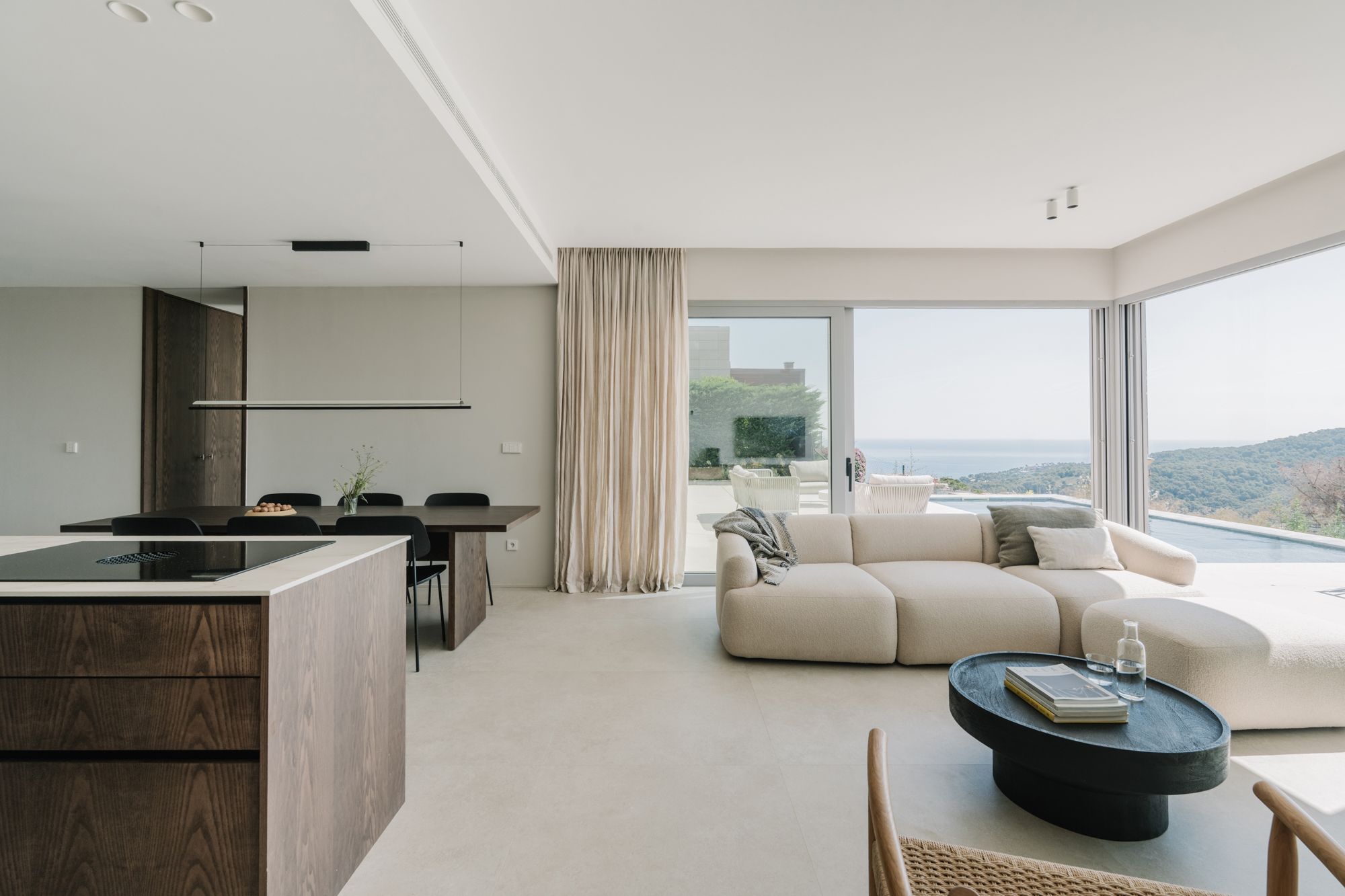 Els paviments continus en tons neutres unifiquen els espais i potencien l'amplitud visual FOTO: Cedida