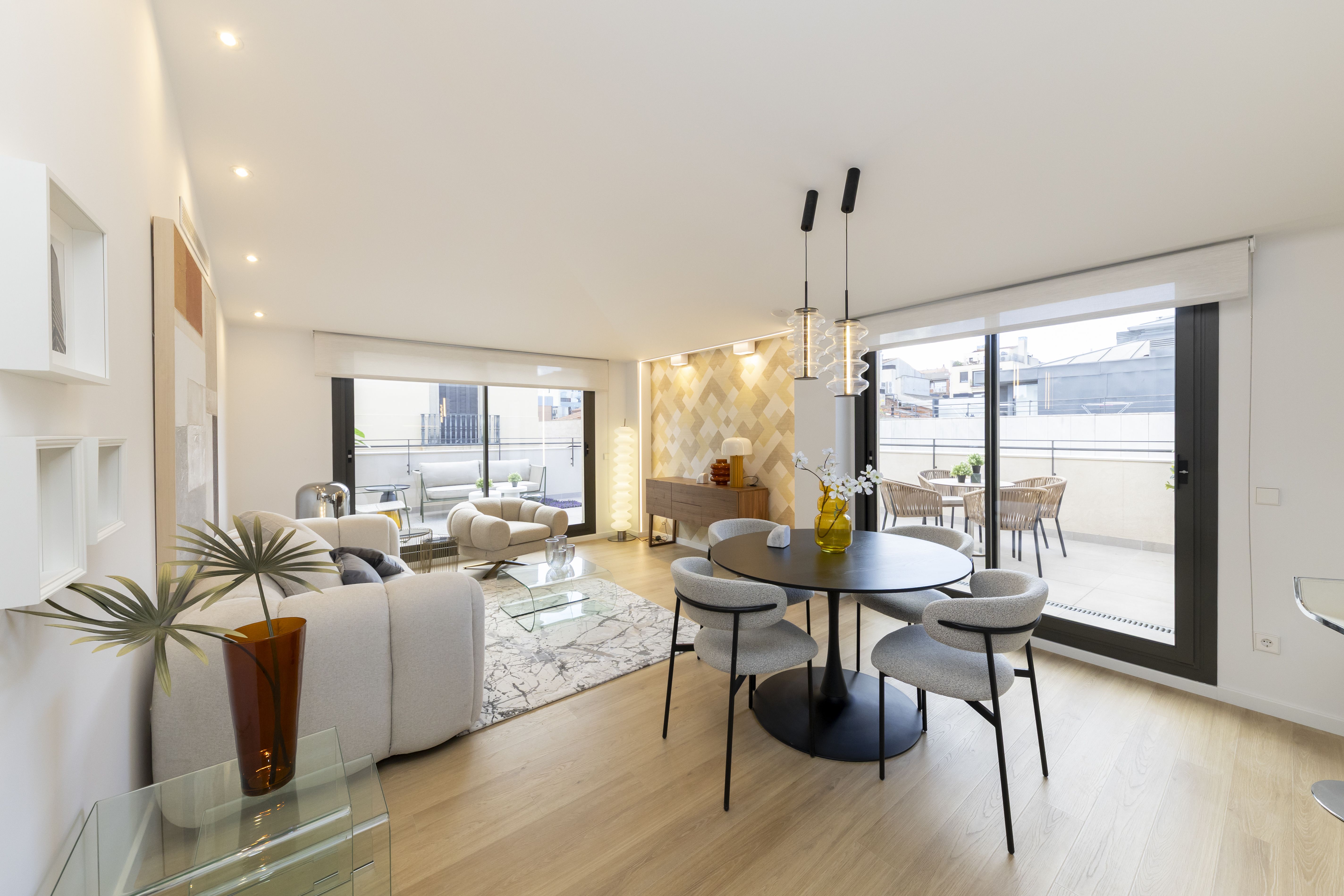 Saló-menjador de l'habitatge de Sabadell de la promoció d'Ebrosa. FOTO: Cedida