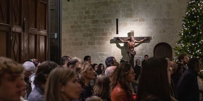 Missa del pollet al Monestir de Sant Cugat amb el Crist de Vasconcel de fons. FOTO: Arxiu
