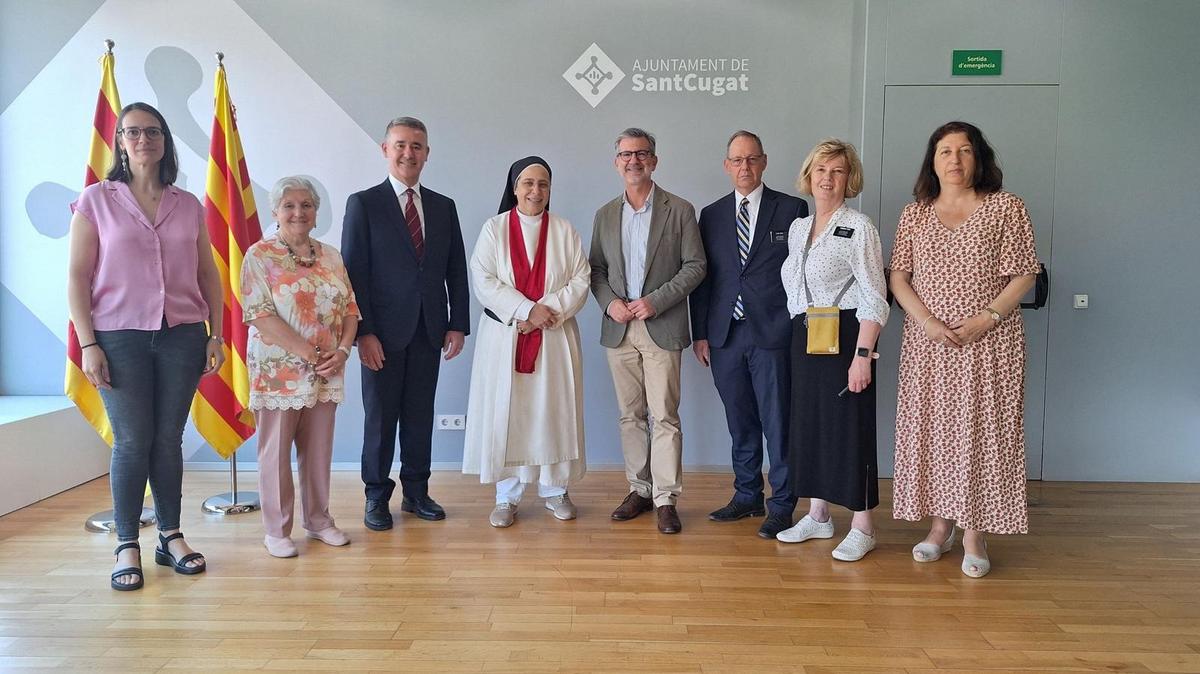 D'esquerra a dreta, la regidora Gemma Aristoy, els membres de l'Església de Jesucrist dels Sants dels Darrers Dies, Maria Dolors Escolar i Elder Ángel J. Gómez, la religiosa i mediàtica Sor Lucía, l'alcalde Josep Maria Vallès i la regidora d'Educació, Carme Ardid. FOTO: Església de Jesucrist dels Sants dels Darrers Dies