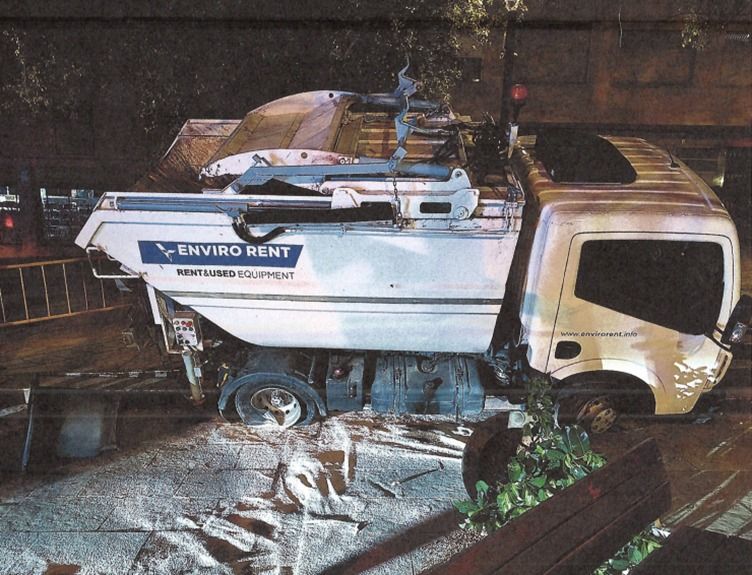 Un camió encallat a la plaça d'Octavià. FOTO: Policia Local Sant Cugat