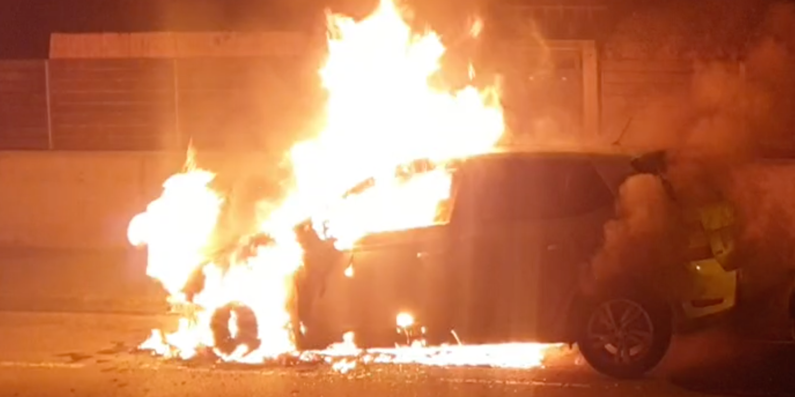 El cotxe en flames a Volpelleres. FOTO: Cedida