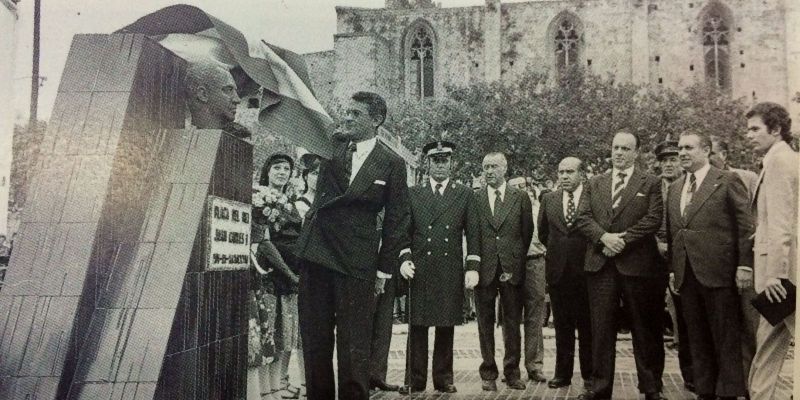 Inauguració del bust del rei, el 1976, amb Manuel Fraga entre altres, durant la transició democràtica. FOTO: Arxiu Municipal de Sant Cugat 