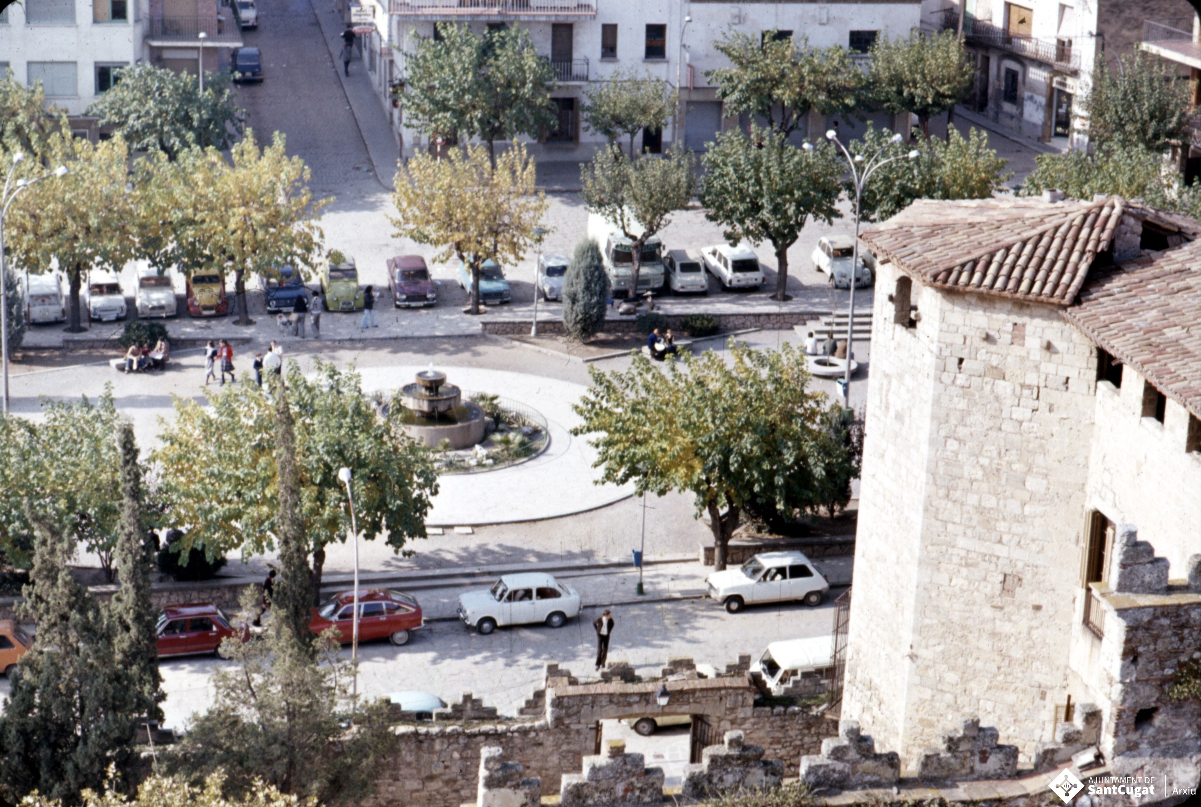 La plaça d'Octavià vista des del campanar de l'església de Sant Pere d'Octavià, de Sant Cugat del Vallès. Anys 80. FOTO: Joan Llamas. Arxiu Municipal de Sant Cugat del Vallès.