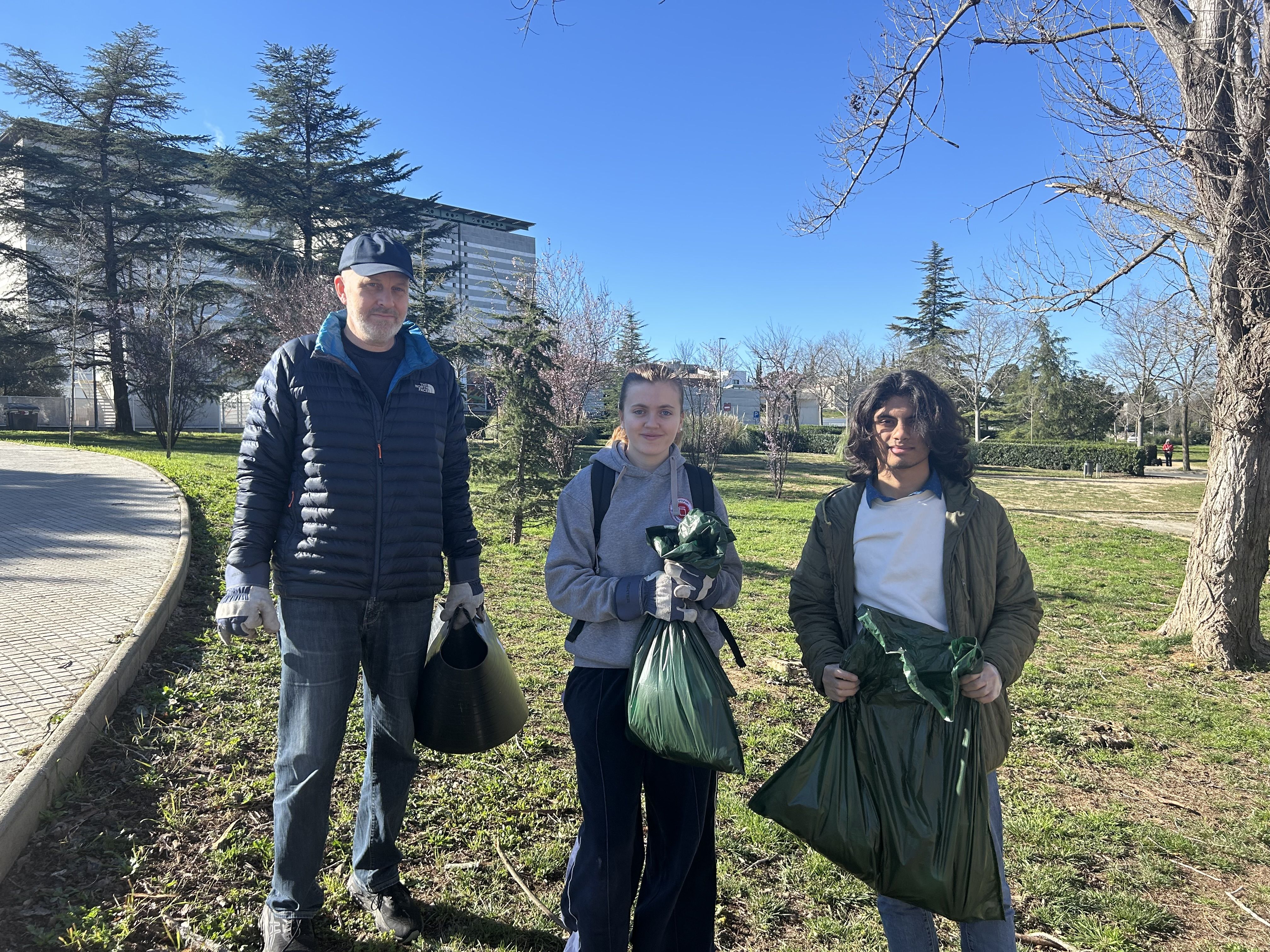 Greta Andersson i voluntaris durant l'acció de neteja FOTO: Elvira Gallardo (TOT Sant Cugat)