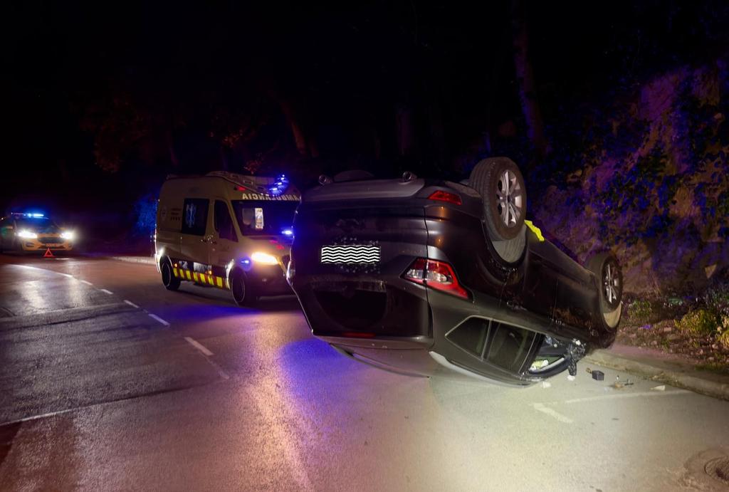 Cotxe bolcat a l'avinguda de Can Cortès. FOTO: Policia Local