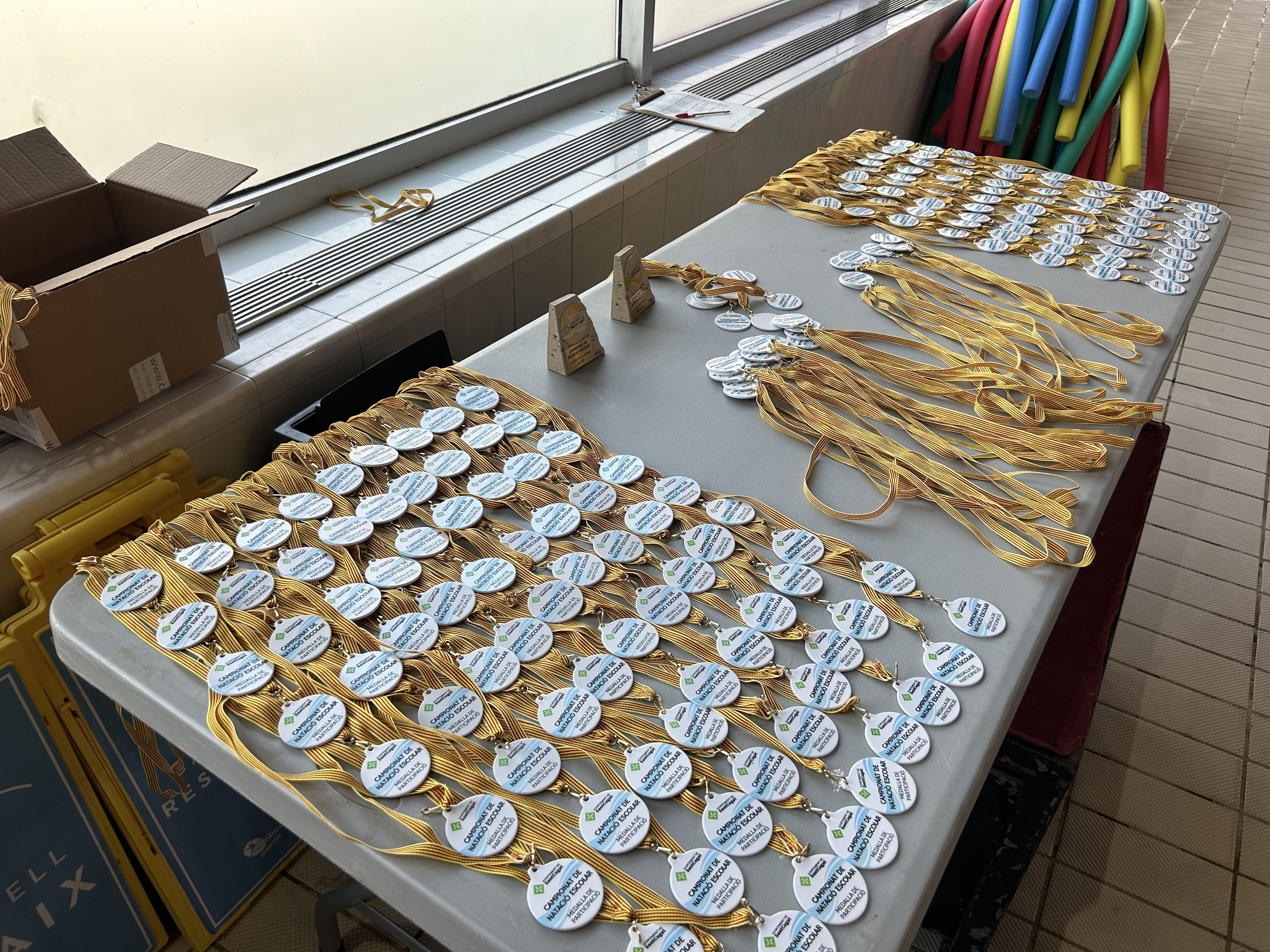 Medalles i premis de la 26a edició del Campionat de Natació Escolar FOTO: Elvira Gallardo (TOT Sant Cugat)
