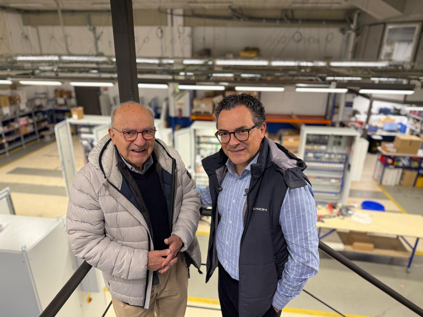 Josep i Pere Vallès, a la planta de Wetron a Rubí FOTO: TOT Sant Cugat