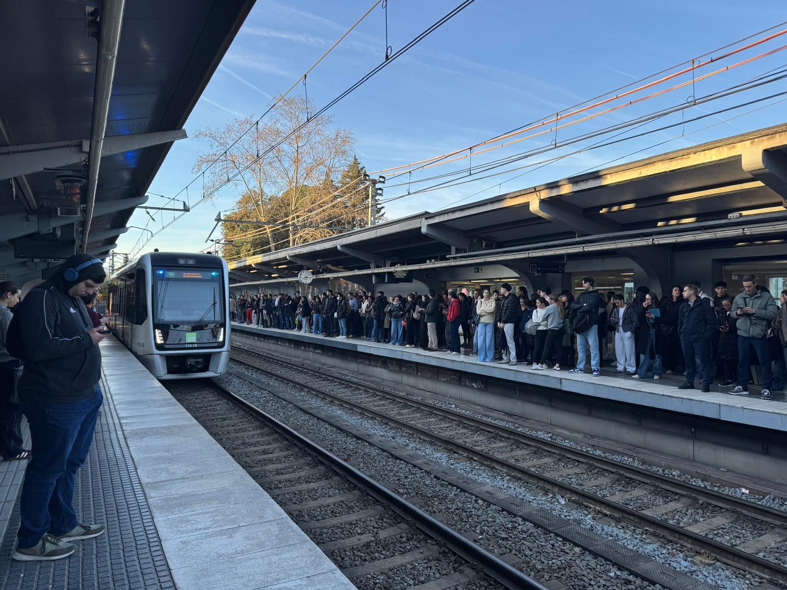 Andana a Sant Cugat Centre durant el primer dia de vaga als FGC (febrer 2026). Foto: TOT Sant Cugat. 